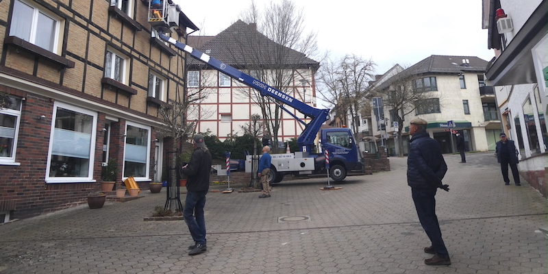 Neue Wohnungen für die Vögel des Sommers:  Albrecht Jacobs hilft den Mauerseglern in Stadtoldendorf